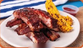 BBQ Crave Ribs: costillas de cerdo glaseadas con salsa BBQ y elotes asados